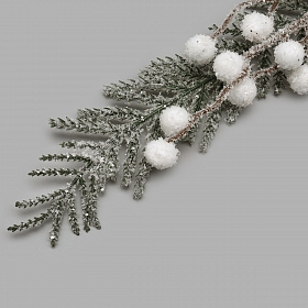 XW23-134 Ветка сосновая с шишкой и белыми ягодами, снежная